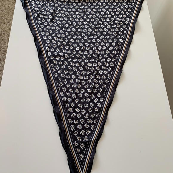 American Eagle Silky Daisy Bandana Top - Picture 3 of 4